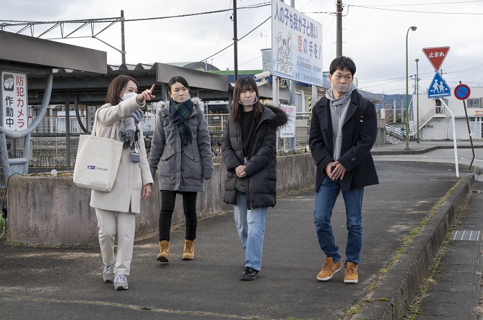 sportsbetio
の加藤奈帆子さん（左端）の案内で市街地を巡る、（左から）鈴木優奈さん、中司有沙さん、久野俊紀さん(別ウィンドウで開きます)